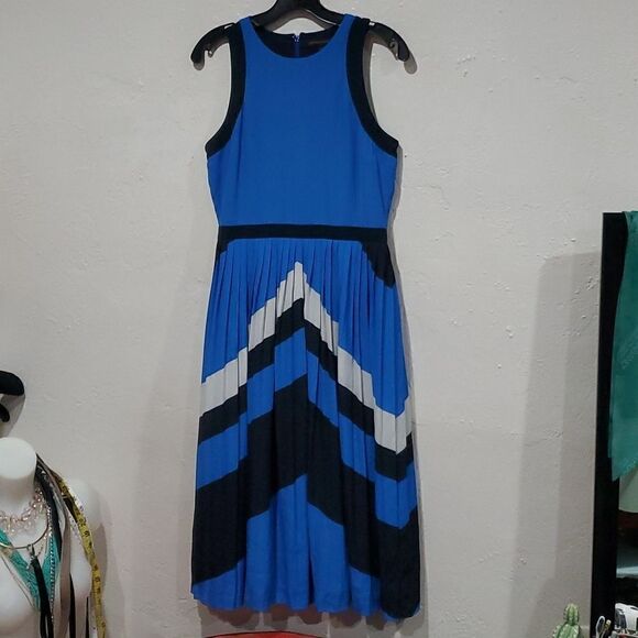Banana Republic Pleated Chevron Midi Dress Size 6 - Picture 3 of 16